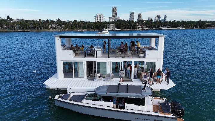 Arkup 50 in Miami - luxury houseboat 