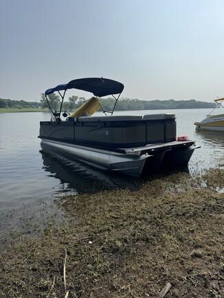 Tri toon with 200HP for fishing or Tubing!! 